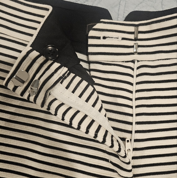 BCBG MAXAZRIA Dress Shorts WHITE BLACK STRIPE MEDIUM Like NEW - Picture 3 of 7